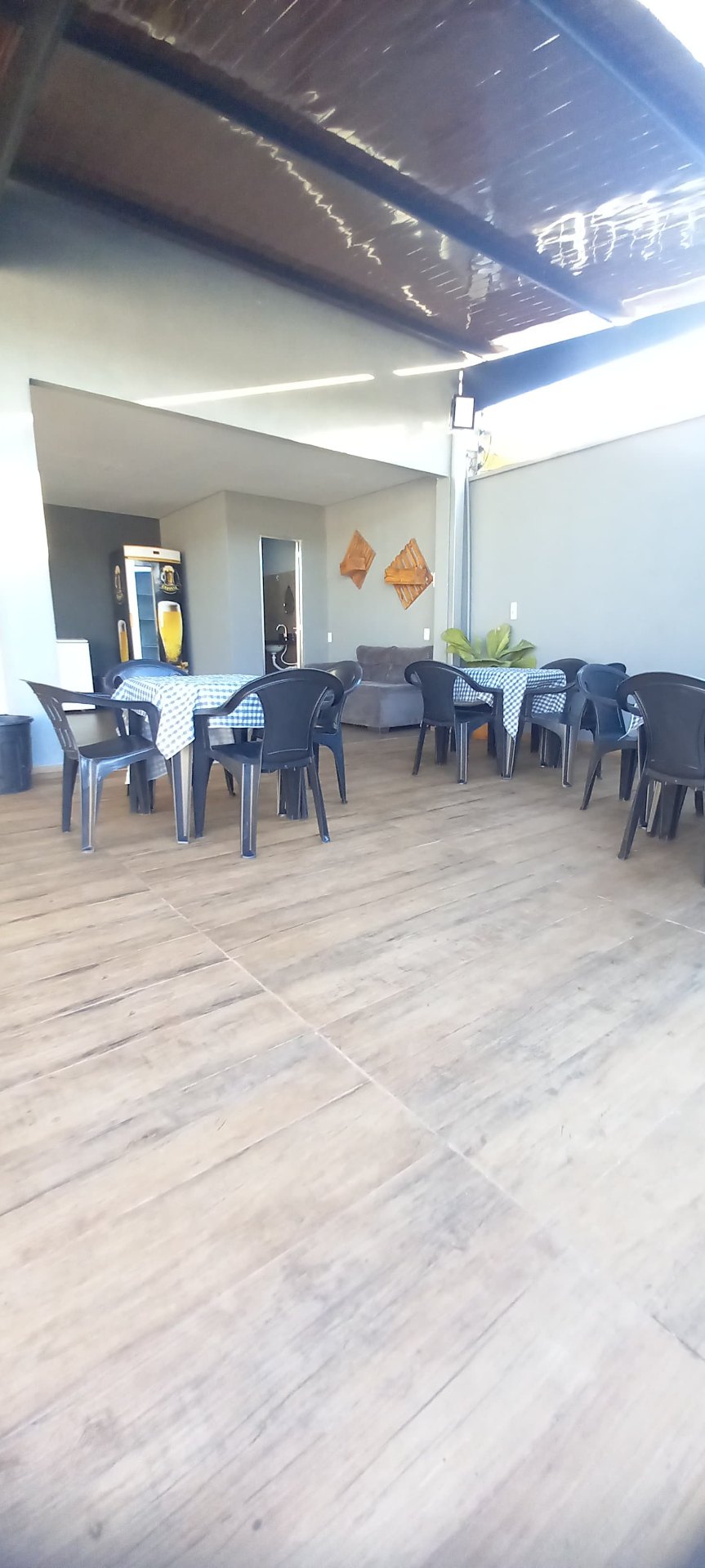 Salão de jantar com mesas