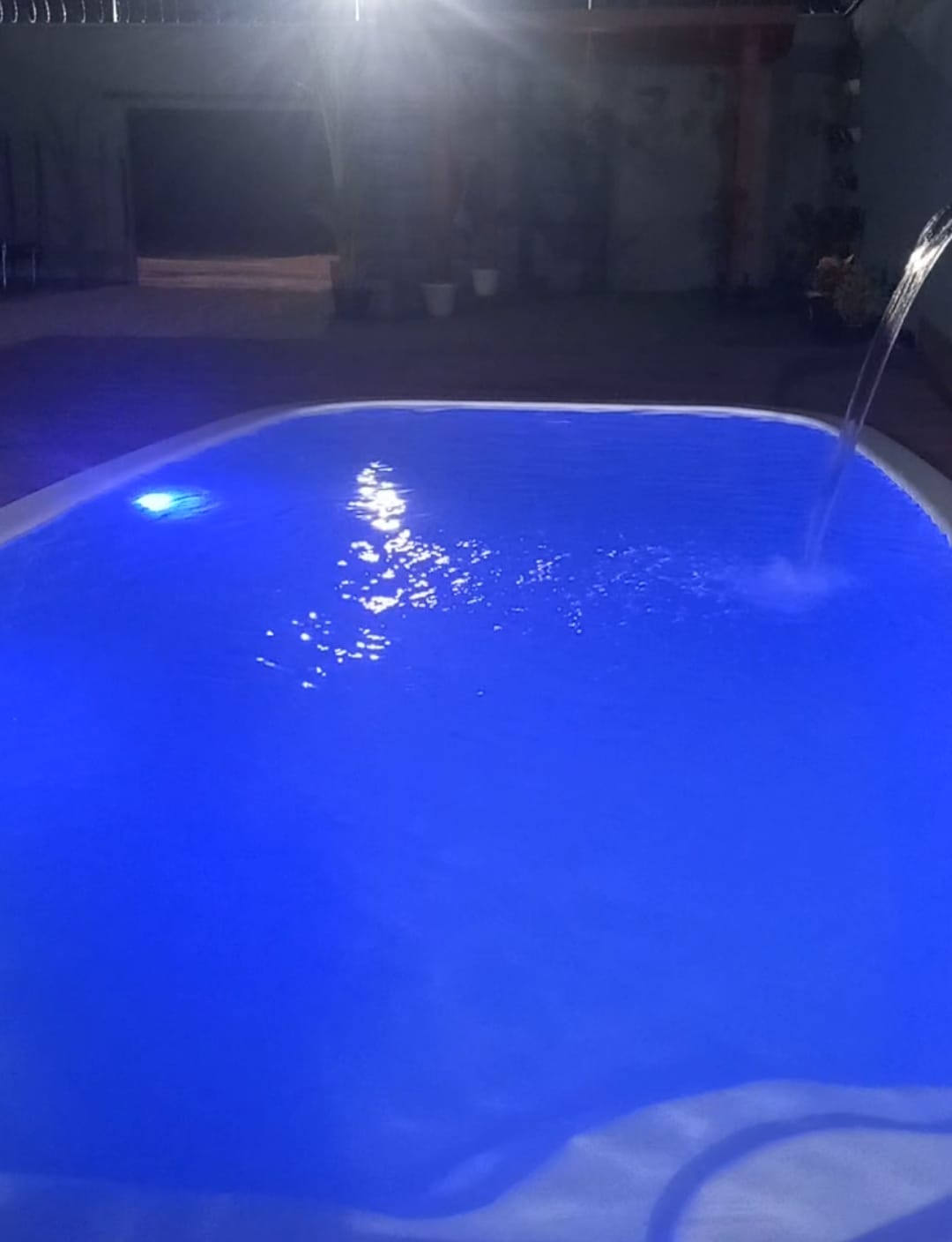 Piscina iluminada à noite