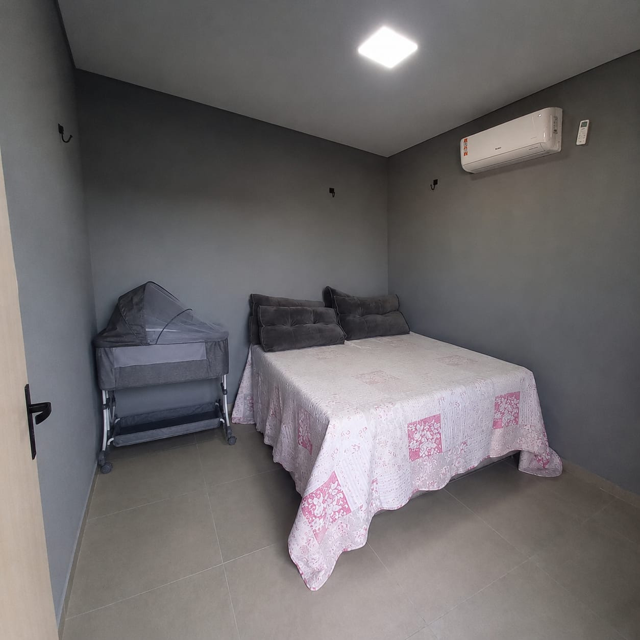 Suíte com berço e ar condicionado